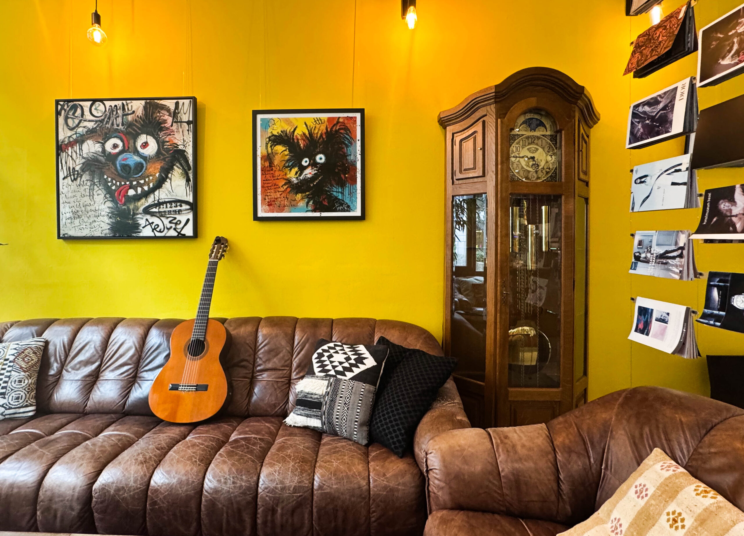 Kunst auf gelber Wand in vintage Lounge